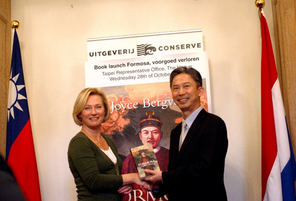 Den Haag 23 oktober 2015, Joyce Bergvelt reikt eerste exemplaar uit aan Tom Chou (foto: B. Le Noble)
