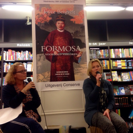 Sophie Zijlstra interviewt Joyce Bergvelt tijdens een literaire avond bij Maximus   (foto’s : B. Le Noble)